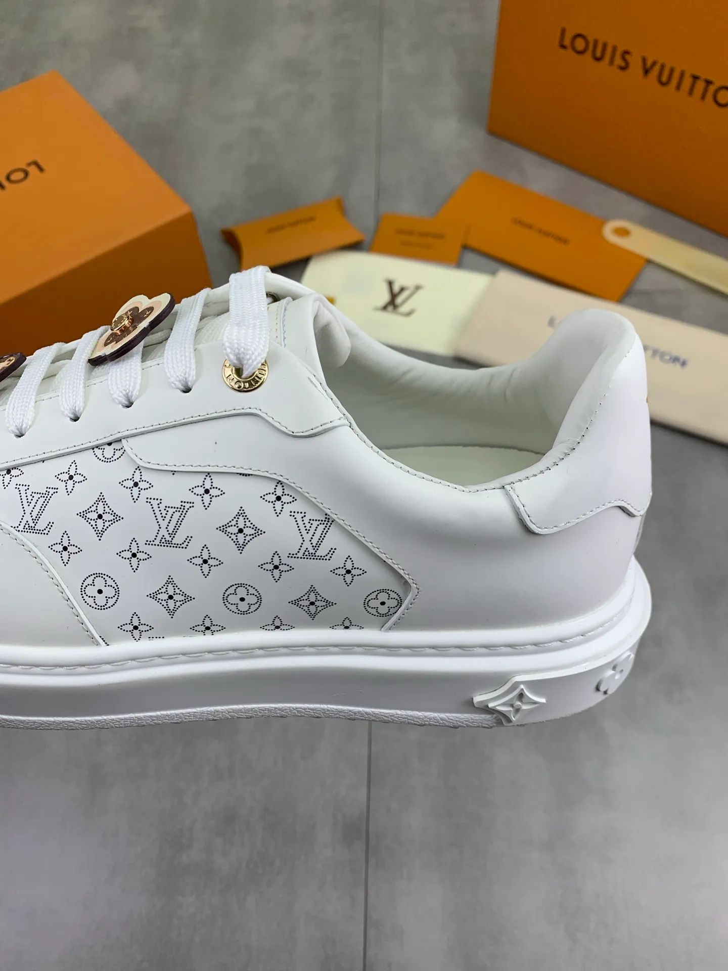 Factory price P700 💶 Top version [LOUIS VUITTON] Couple 🧑‍🤝‍🧑 Craftsman style Counter series (original order) New style 🍀LV Louis Vuitton - top version LV classic high-top trendy shoes! Made of imported original craft calfskin, original breathable lining, and original wear-resistant, lightweight, high-end TPU outsole! High quality products! 3️⃣ colors available, code numbers: female 35-39, male 39-44 (female 40, male 45 46 customized)
